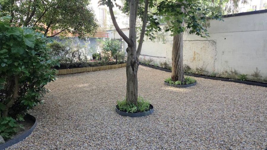 Jardin de copropriété avec graviers et arbres entretenus par Koto Green