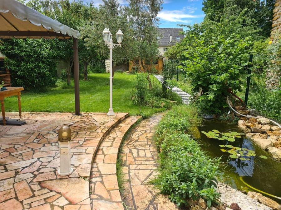 Jardin de particulier entretenu par Koto Green, terrasse et massifs fleuris
