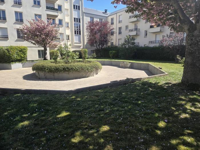 Copropriété entretenue - cerisiers en fleurs