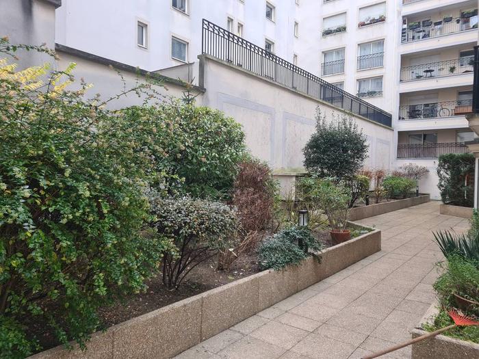 Jardin haussmannien avec gravier